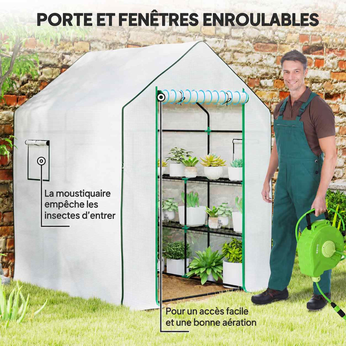 Homme avec arrosoir près de la porte et de la fenêtre ouvertes de la serre blanche
