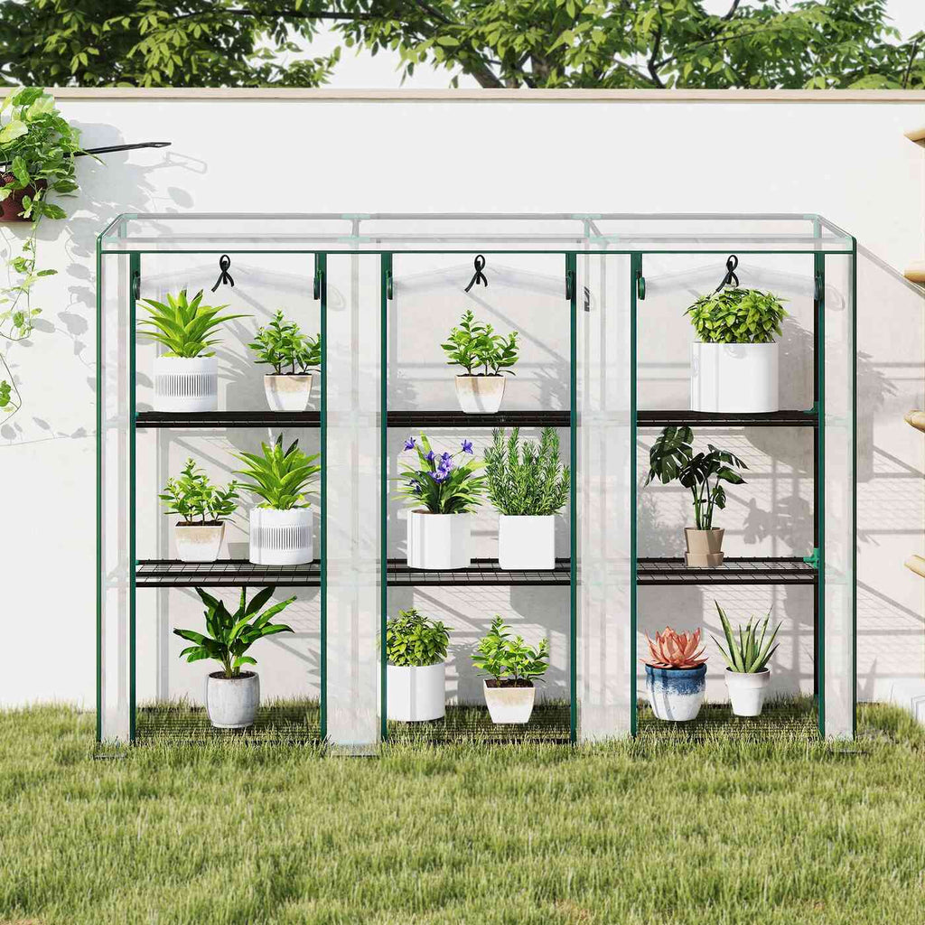 Serre de balcon transparente remplie de plantes sur une pelouse