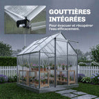 Serre sous la pluie avec gros plan d’une gouttière