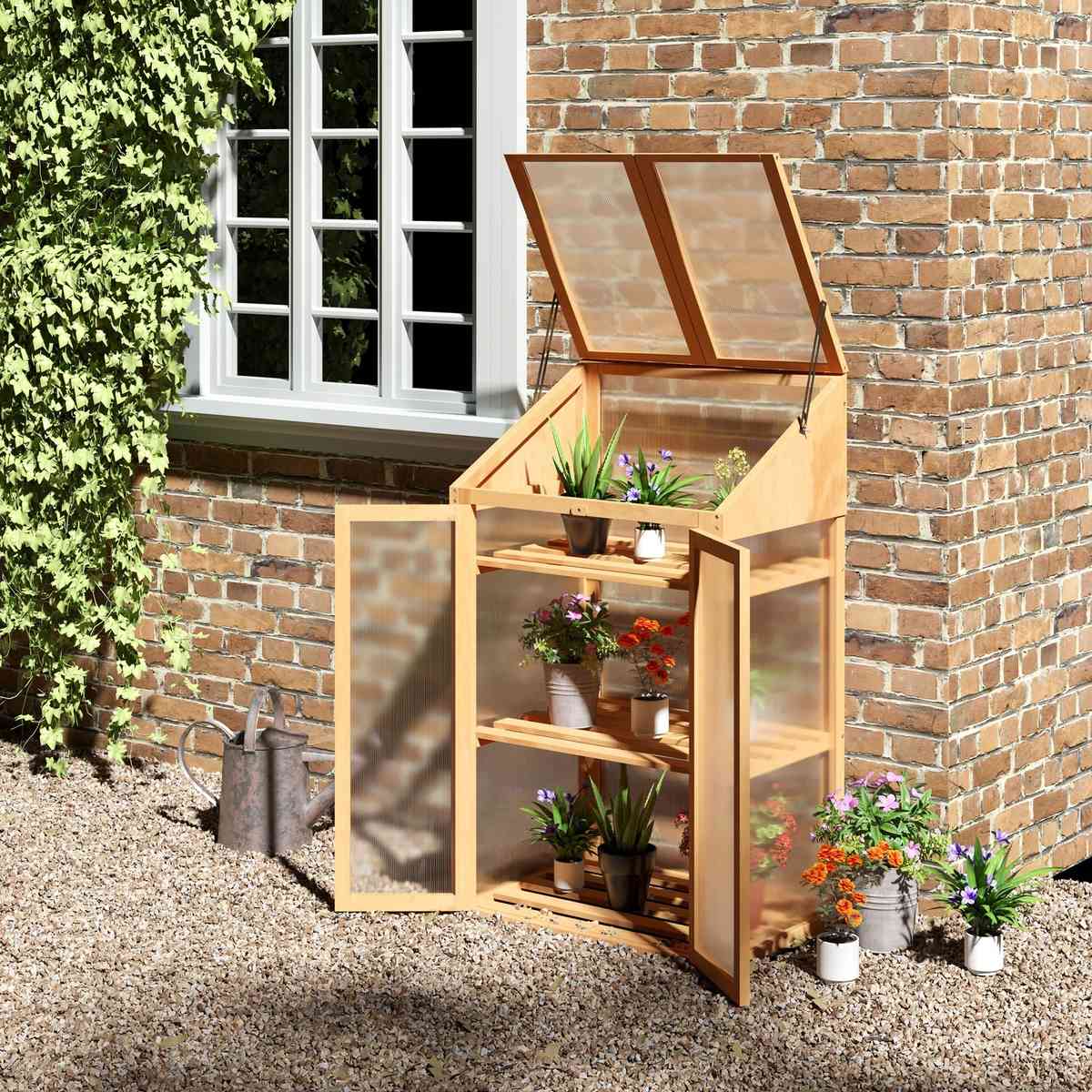 Armoire serre en bois naturel ouverte contre un mur