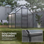 Serre noire sous la pluie avec gros plan d’une gouttière