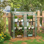 Serre transparente remplie de plantes dans un jardin