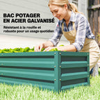 Femme jardinant dans le bac potager vert en métal