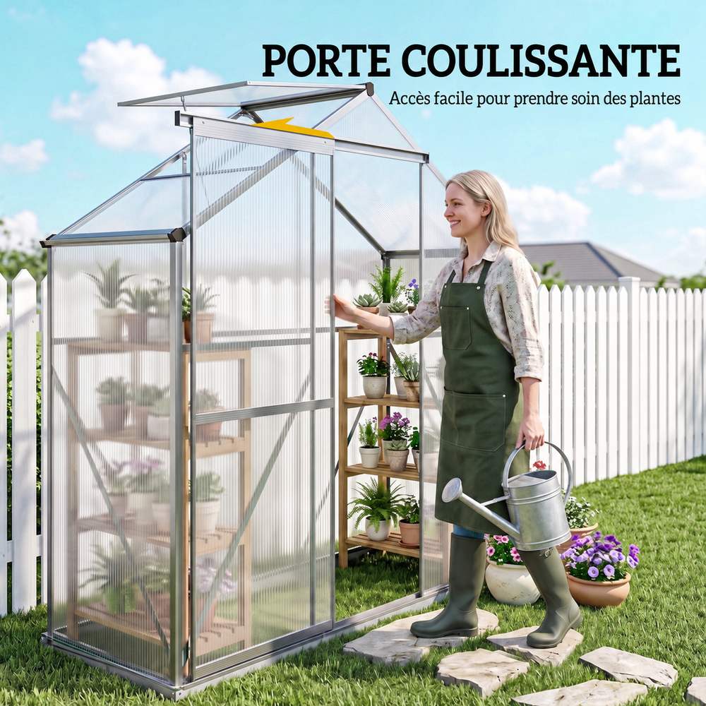 Femme avec un arrosoir devant la porte coulissante ouverte de la serre étroite