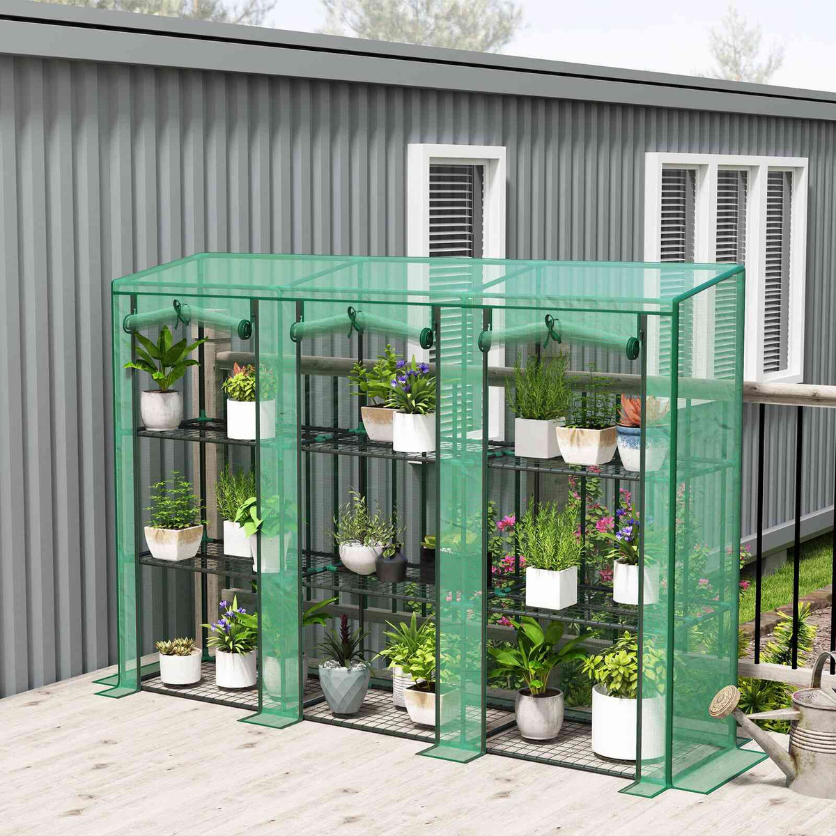 Serre de balcon verte remplie de plantes sur une terrasse