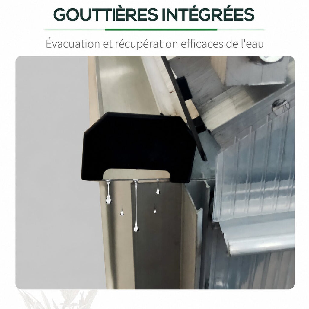 Gros plan sur la gouttière de serre avec eau en écoulement