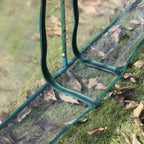 Détail du bas de la porte zippée et de l’armature de la mini serre tunnel