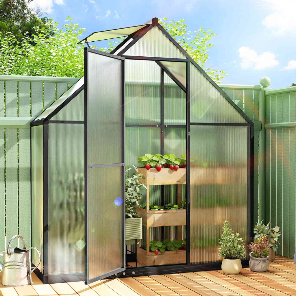 Serre étroite noire ouverte avec étagère de plantes sur une terrasse en bois