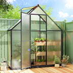 Serre étroite noire ouverte avec étagère de plantes sur une terrasse en bois
