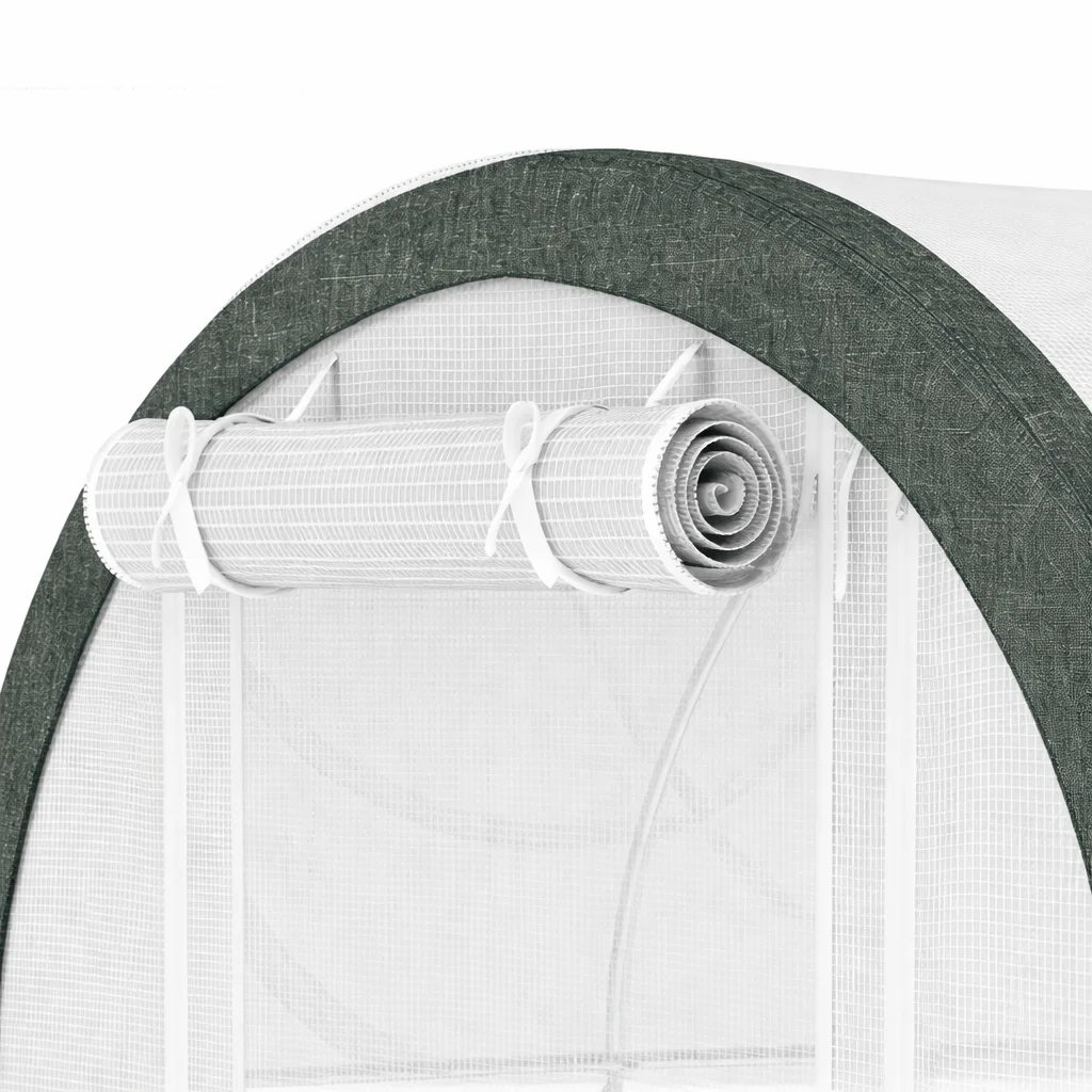 Gros plan sur la porte enroulée et les attaches de la serre tunnel blanche