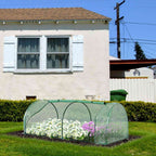 Mini-serre tunnel verte protégeant des fleurs devant une maison