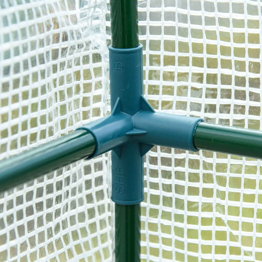 Gros plan d’un raccord bleu de l’armature de serre