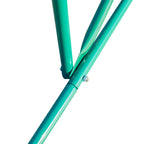 Renfort oblique et raccord vissé de l’armature verte de la serre