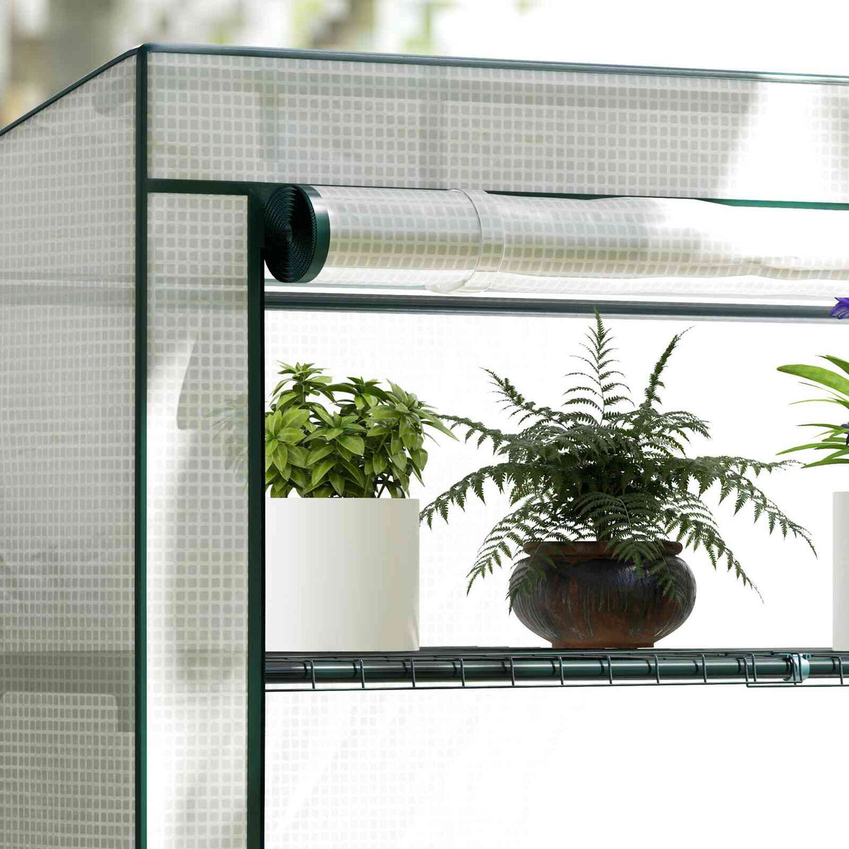Gros plan sur un angle supérieur et la porte enroulée de la serre de balcon