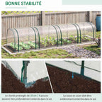 Mini serre tunnel dans le jardin avec détails de la housse et de l’armature à enterrer