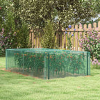 Cage de protection verte avec cultures sur une pelouse