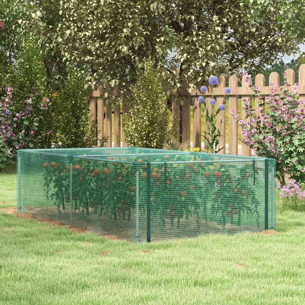 Cage de protection verte avec cultures sur une pelouse
