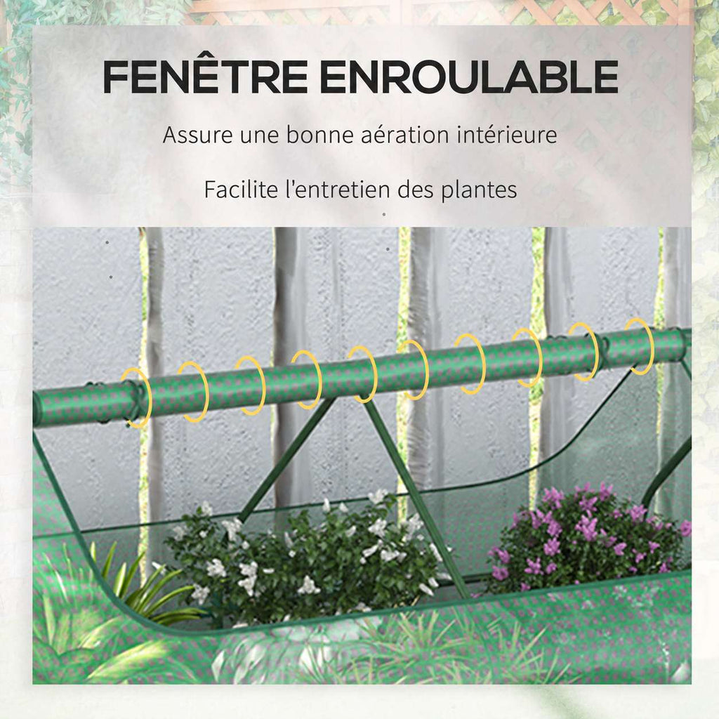 Gros plan de l’ouverture verte enroulée au-dessus des fleurs