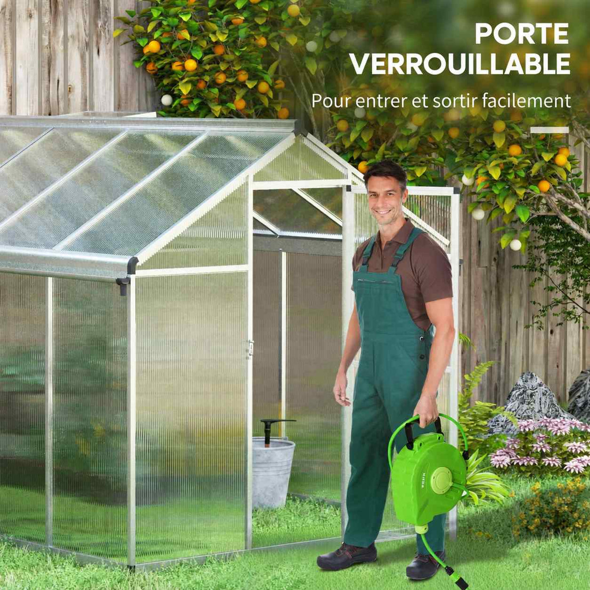 Jardinier avec arrosoir devant la porte ouverte de la serre