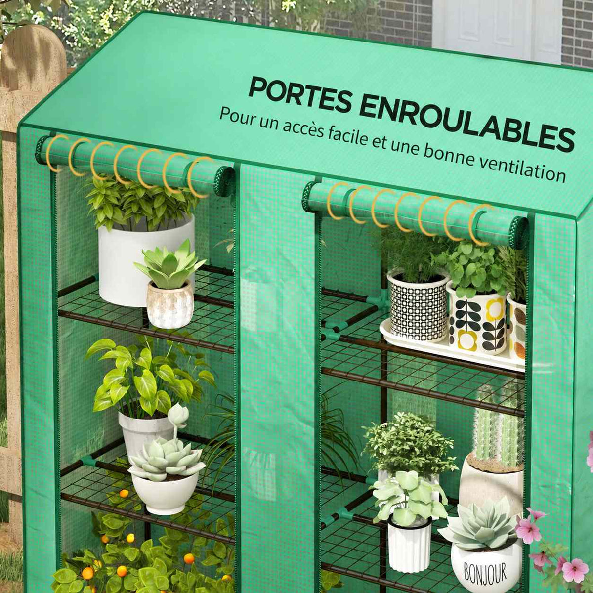 Deux portes vertes enroulées au-dessus des plantes