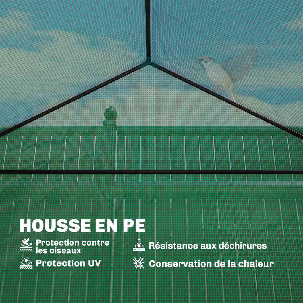 Détail intérieur de la housse verte quadrillée et de l’armature de la serre