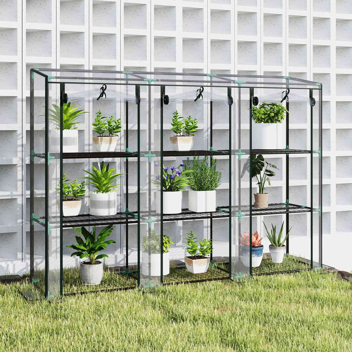 Serre de balcon transparente ouverte avec plantes devant un mur ajouré