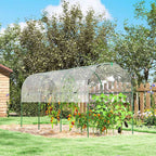 Abri à tomates transparent dans un potager