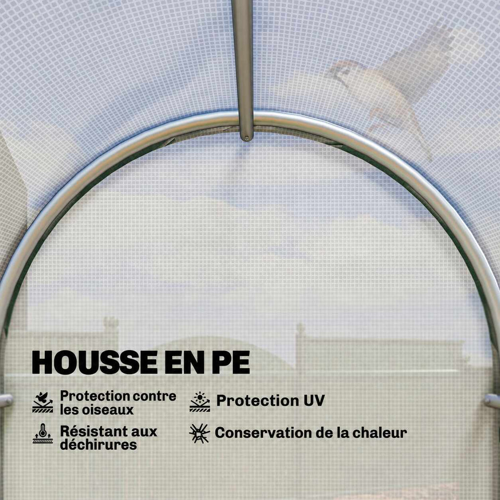 Gros plan intérieur sur la housse blanche et l’armature de la petite serre