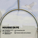 Gros plan intérieur sur la housse blanche et l’armature de la petite serre
