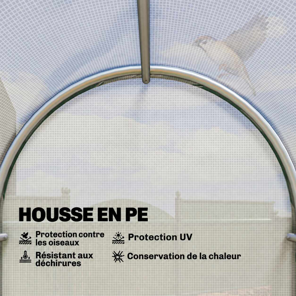 Gros plan intérieur sur la housse blanche et l’armature de la petite serre