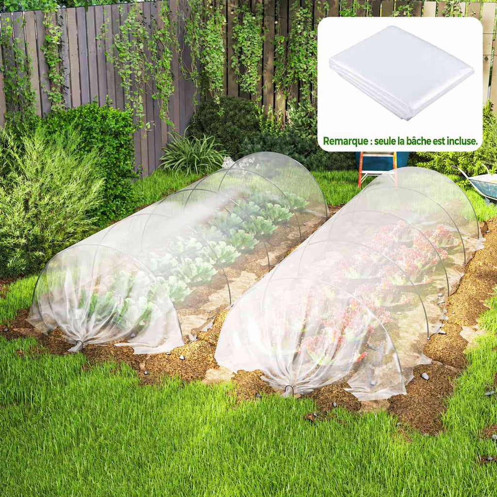 Bâche translucide couvrant deux tunnels de culture dans un potager