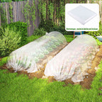 Bâche translucide couvrant deux tunnels de culture dans un potager
