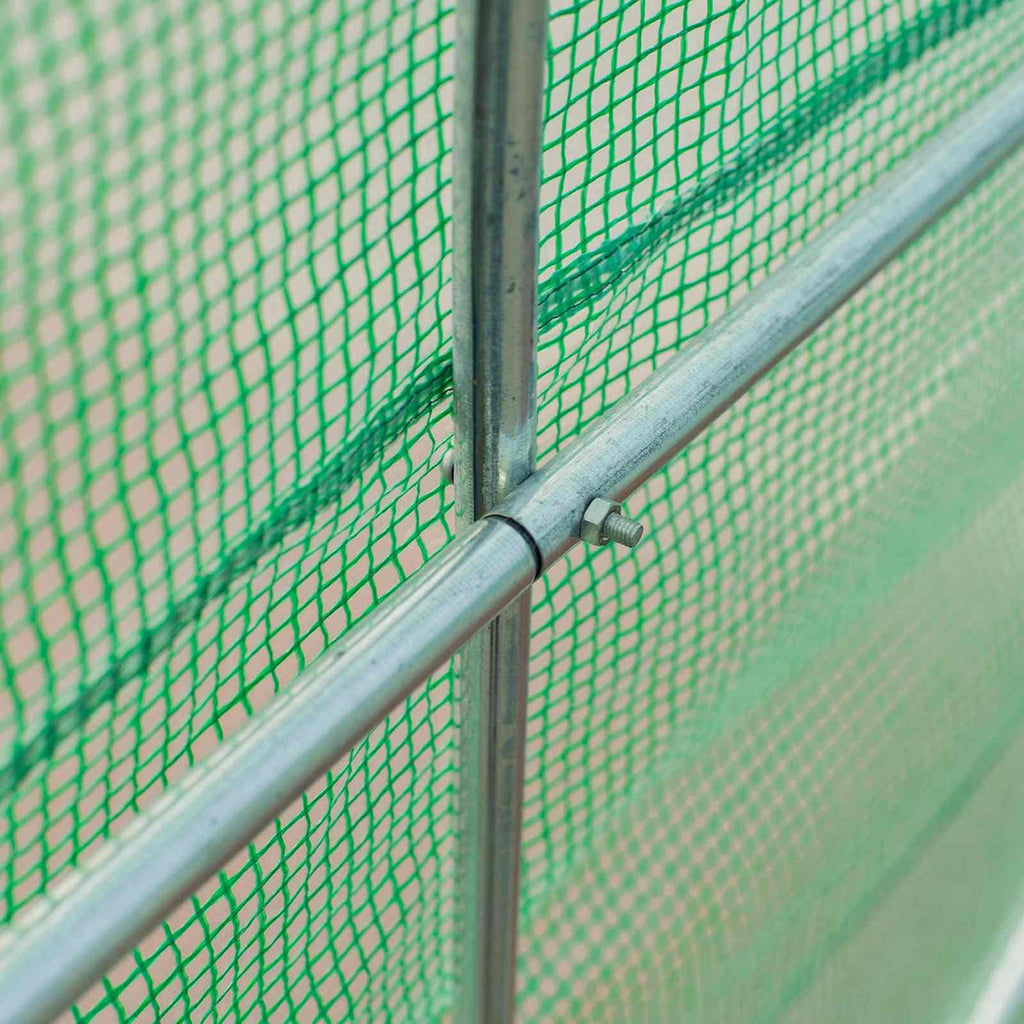 Raccord vissé de deux tubes de l’armature de la serre verte