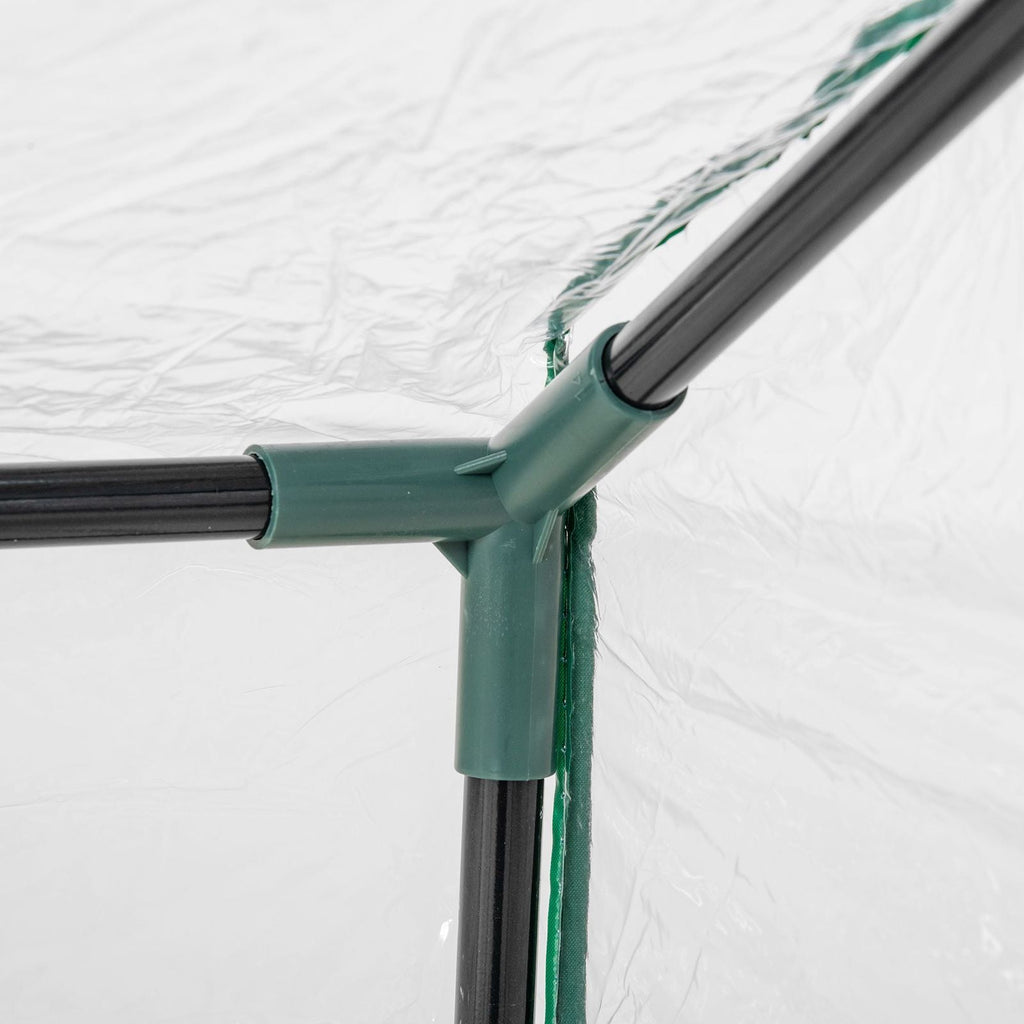 Raccord vert entre les tubes de l’armature de la mini-serre