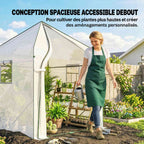 Femme devant une serre blanche ouverte contenant des plantes en pots