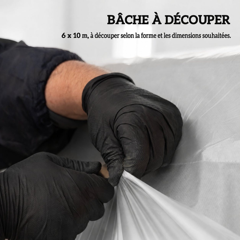 Mains gantées découpant une bâche translucide avec des ciseaux