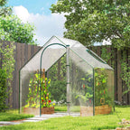 Serre transparente avec cultures près d’une clôture en bois