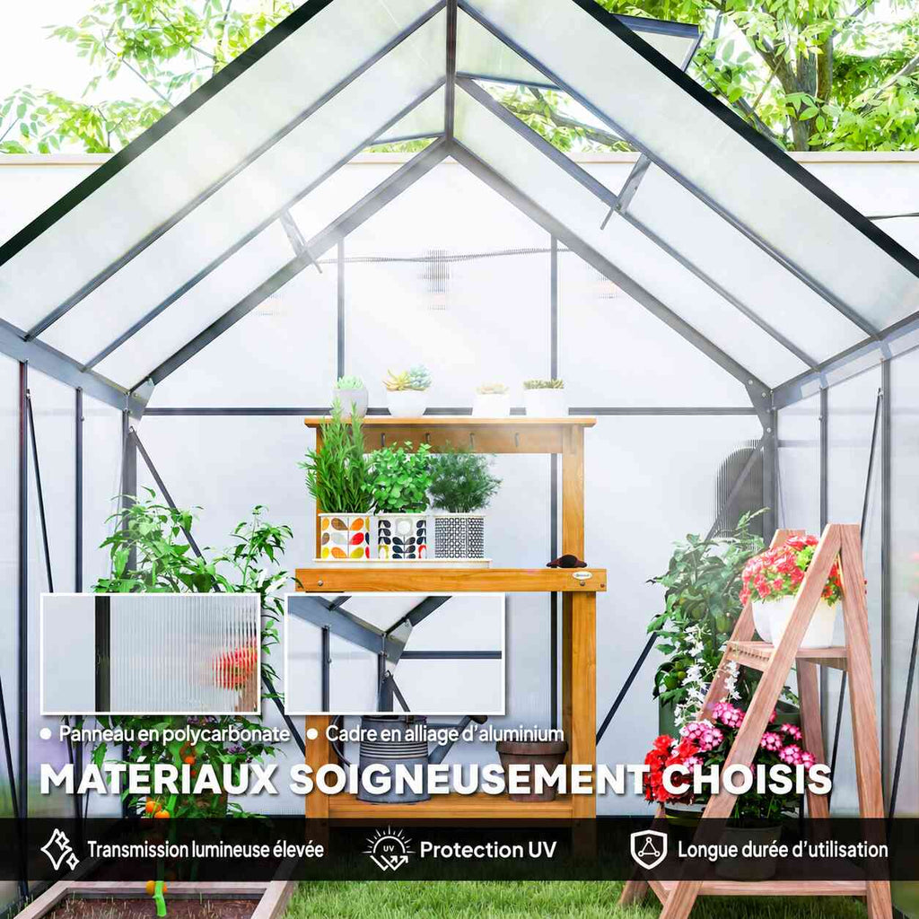Intérieur de la serre gris foncé avec table de culture et plantes