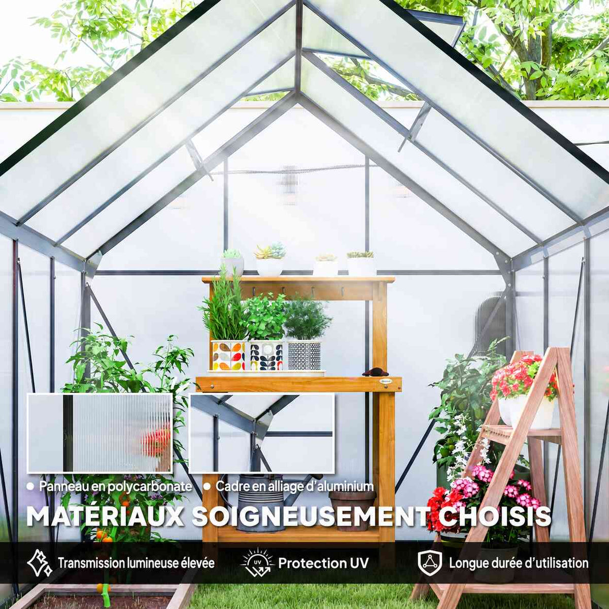 Intérieur de la serre gris foncé avec table de culture et plantes