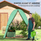 Homme avec arrosoir devant les ouvertures de la serre verte ogivale