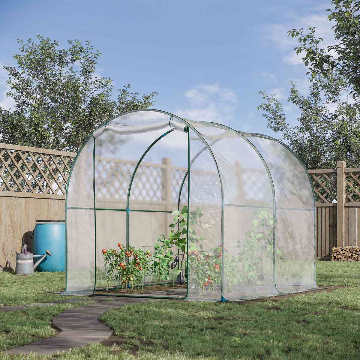 Serre tunnel transparente installée au jardin avec cultures à l’intérieur
