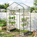 Serre transparente à étagères installée dans un jardin fleuri