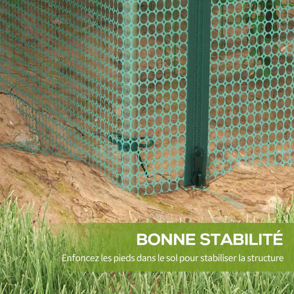 Détail d’un pied de cage verte ancré dans le sol