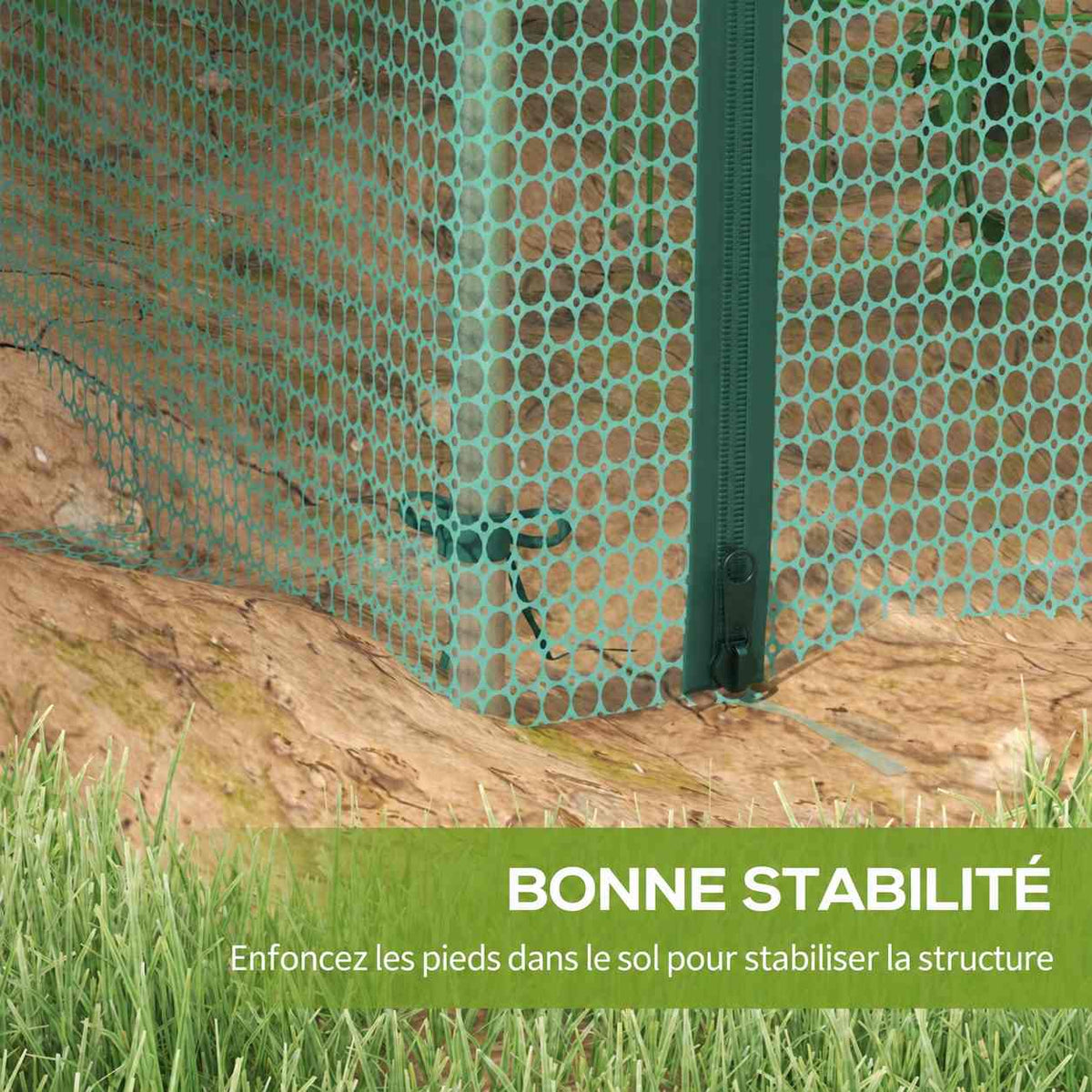 Détail d’un pied de cage verte ancré dans le sol