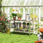 Table de rempotage avec plantes en pots et arrosoir à l’intérieur d’une serre