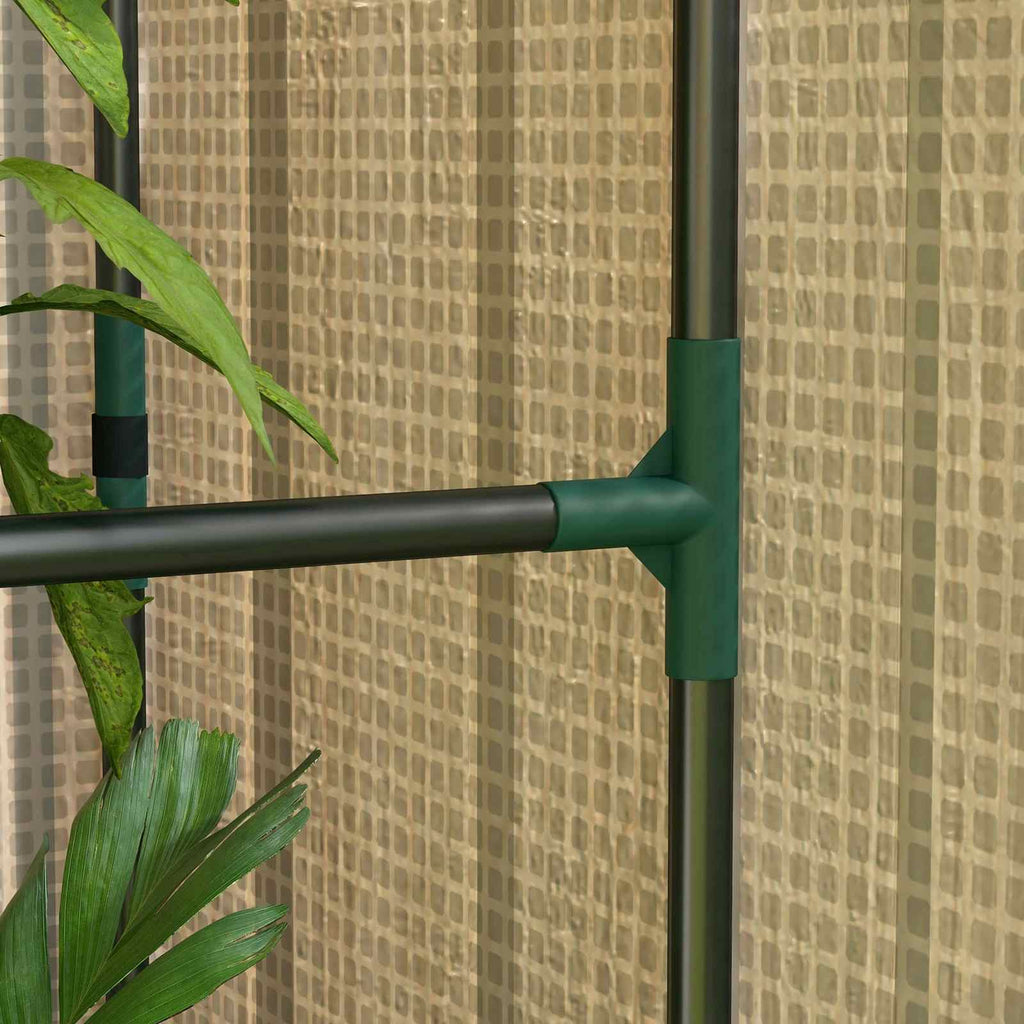 Gros plan d’un raccord vert de l’armature de serre
