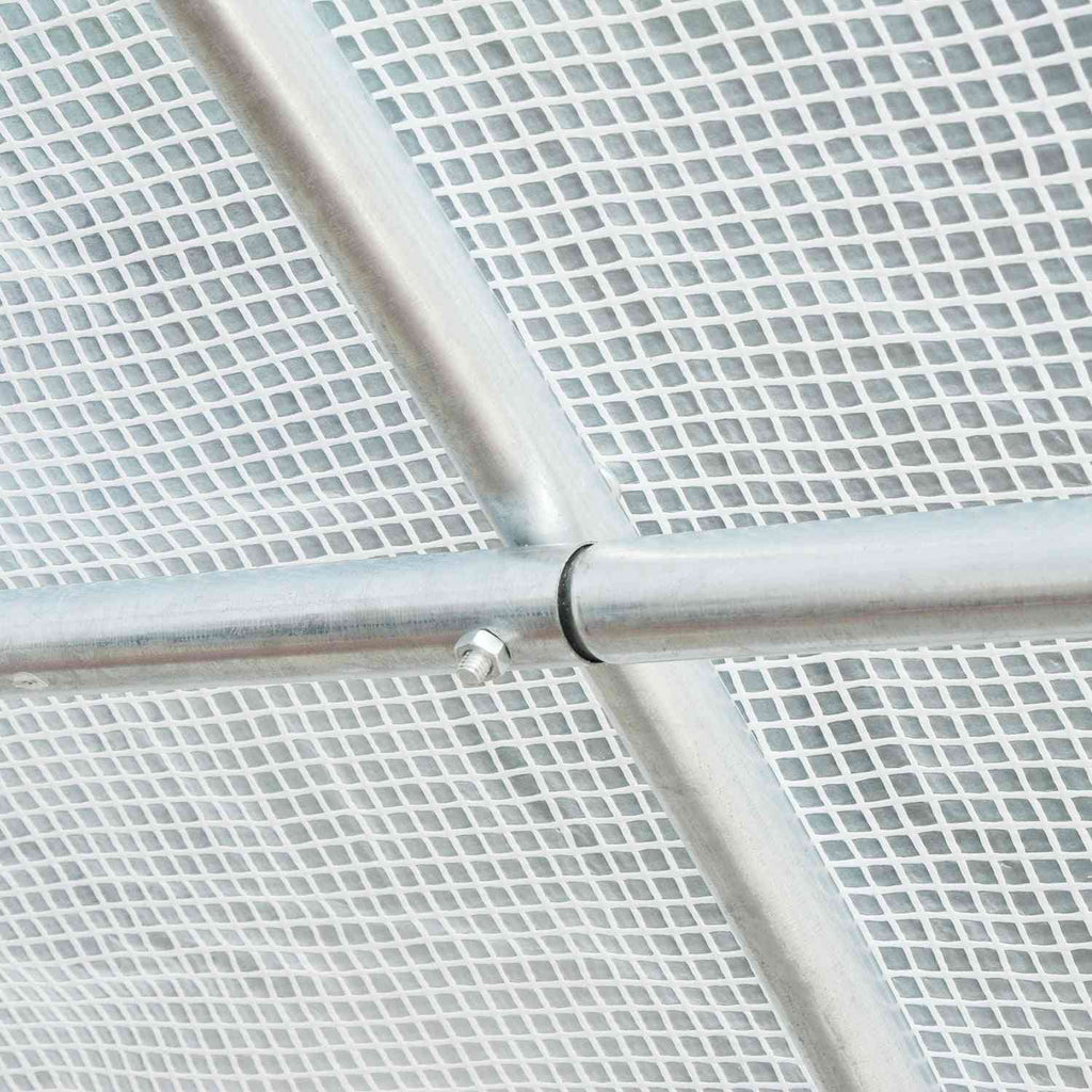 Raccord de l’armature sous la bâche blanche de serre tunnel