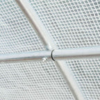 Raccord de l’armature sous la bâche blanche de serre tunnel