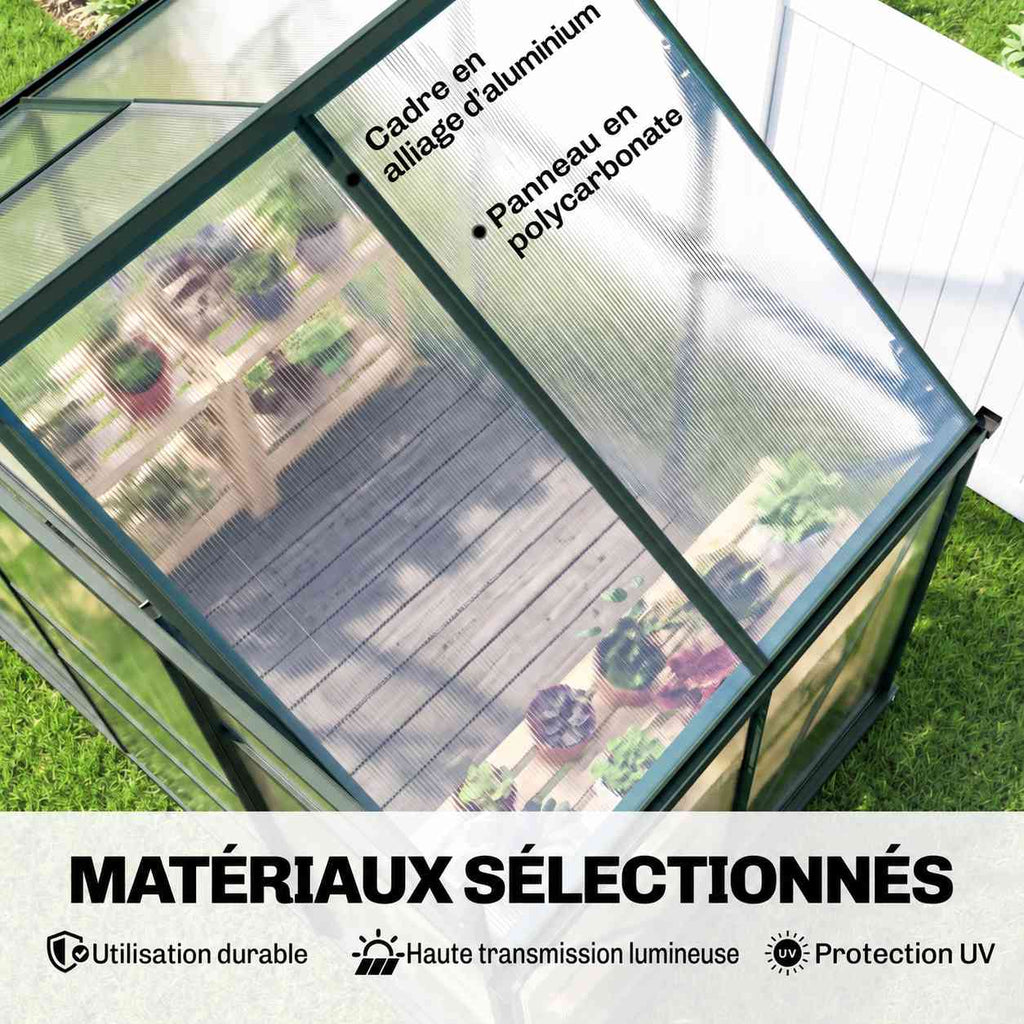 Vue intérieure du cadre vert et des panneaux de la serre