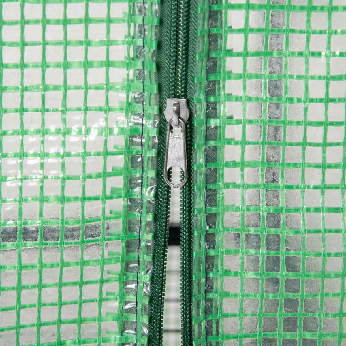 Gros plan sur la fermeture zippée de la serre verte à étagères